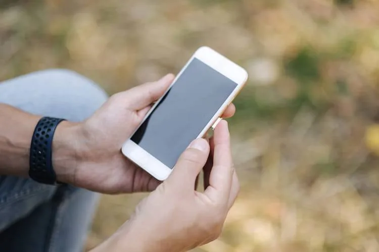 Lhomme prend la carte SIM de son telephone iphone