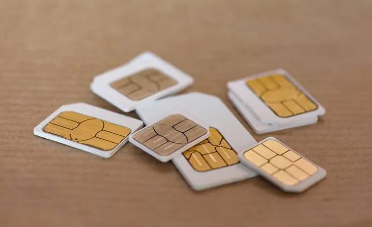 Si vous gardez le meme operateur choisissez la carte SIM
