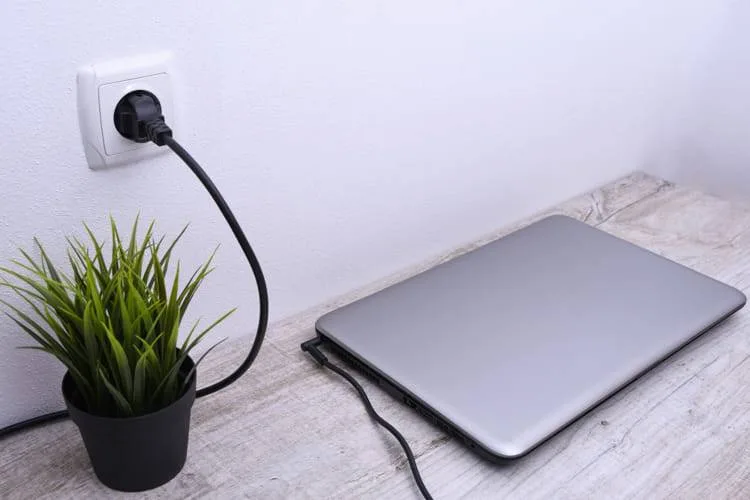 Le laisser constamment charger