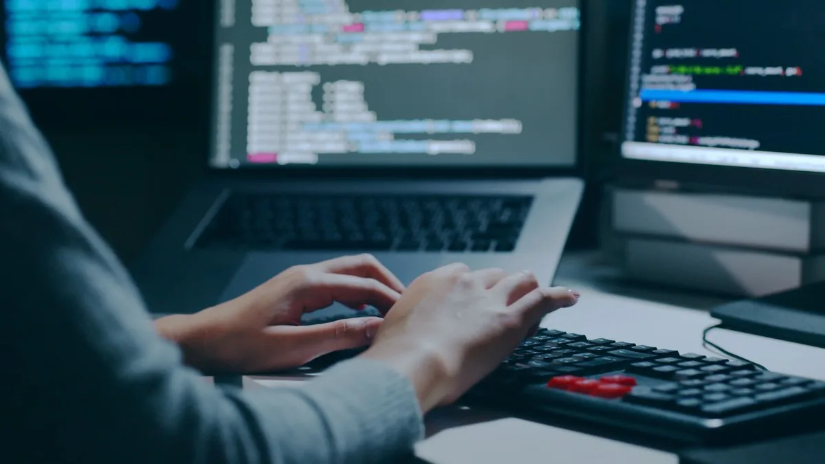 Gros plan sur la main d'un développeur programmeur, ingénieur logiciel, support informatique, tapant sur un clavier d'ordinateur