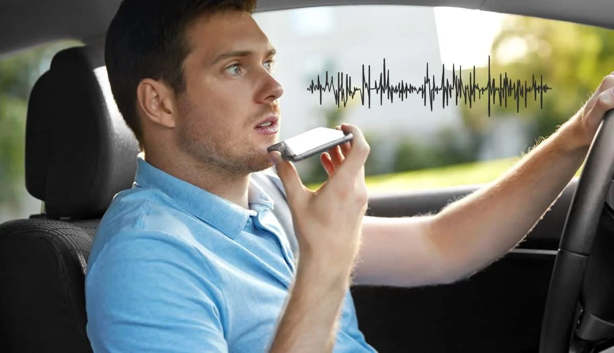 Homme parle au telephone